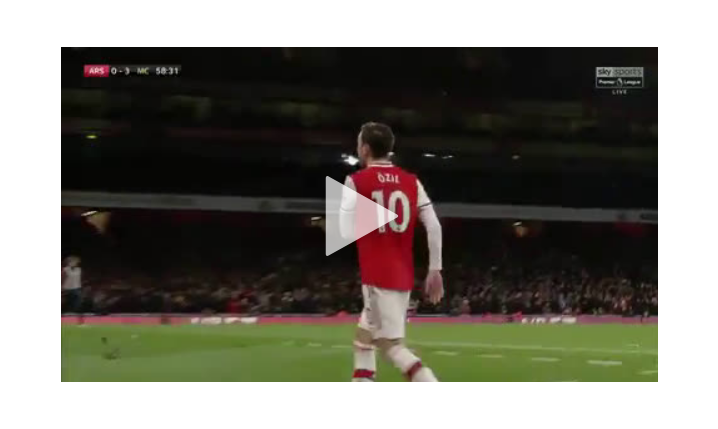 REAKCJA Mesuta Özila na zejście z boiska [VIDEO]